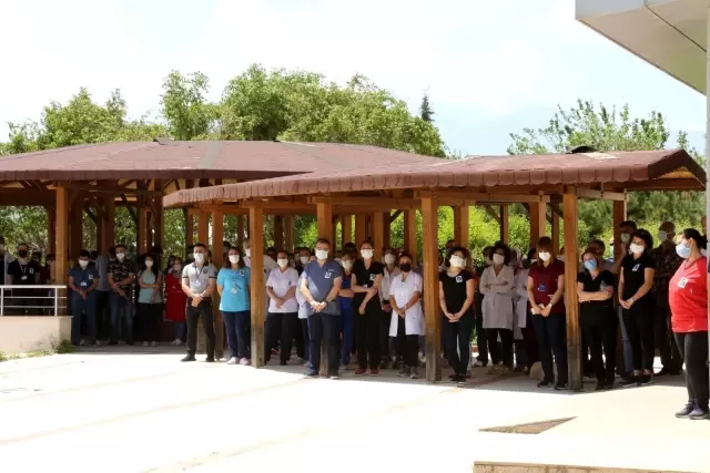 26 yaşında ölen genç doktor için anma töreni 26 yaşında ölen genç doktor için anma töreni