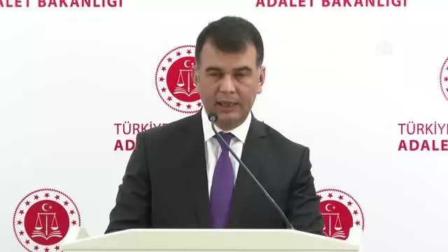 Adalet Bakanlığı Sözcüsü Çekin: '(Kripto para borsası soruşturmaları) Firari şüphelilerin yakalanması için çalışmalar sürmektedir' Adalet Bakanlığı Sözcüsü Çekin: '(Kripto para borsası soruşturmaları) Firari şüphelilerin yakalanması için çalışmalar sürmektedir'