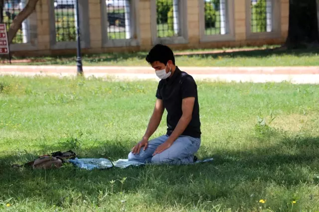 Adana'da tam kapanmada ilk cuma namazı