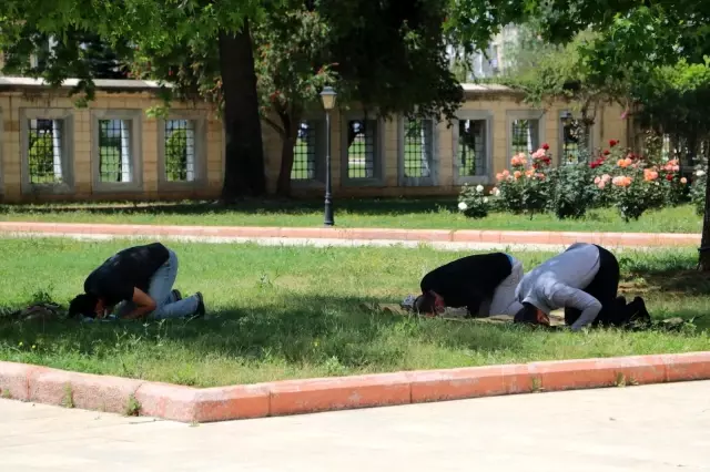 Adana'da tam kapanmada ilk cuma namazı