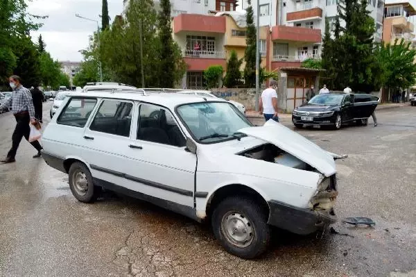 Adıyaman'da iki otomobil çarpıştı: 4 yaralı