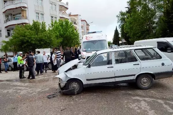 Adıyaman'da iki otomobil çarpıştı: 4 yaralı