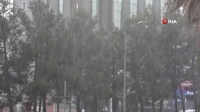 Adıyaman'da şiddetli yağmur hayatı olumsuz etkiledi Adıyaman'da şiddetli yağmur hayatı olumsuz etkiledi