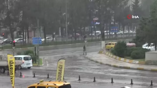 Adıyaman'da şiddetli yağmur hayatı olumsuz etkiledi Adıyaman'da şiddetli yağmur hayatı olumsuz etkiledi