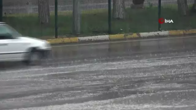 Adıyaman'da şiddetli yağmur hayatı olumsuz etkiledi Adıyaman'da şiddetli yağmur hayatı olumsuz etkiledi