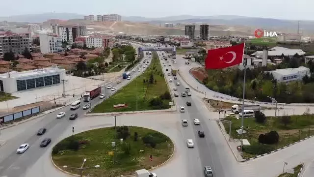 Akın akın gidiyorlar: Tam kapanmaya saatler kala 43 ilin geçiş noktasında trafik yoğunluğu Akın akın gidiyorlar: Tam kapanmaya saatler kala 43 ilin geçiş noktasında trafik yoğunluğu