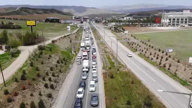 Akın akın gidiyorlar: Tam kapanmaya saatler kala 43 ilin geçiş noktasında trafik yoğunluğu Akın akın gidiyorlar: Tam kapanmaya saatler kala 43 ilin geçiş noktasında trafik yoğunluğu