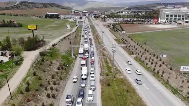 Akın akın gidiyorlar: Tam kapanmaya saatler kala 43 ilin geçiş noktasında trafik yoğunluğu Akın akın gidiyorlar: Tam kapanmaya saatler kala 43 ilin geçiş noktasında trafik yoğunluğu