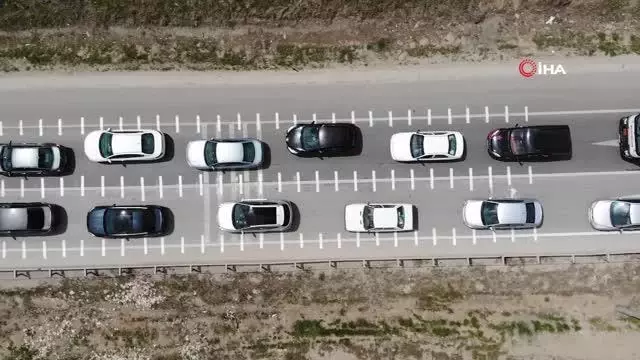Akın akın gidiyorlar: Tam kapanmaya saatler kala 43 ilin geçiş noktasında trafik yoğunluğu Akın akın gidiyorlar: Tam kapanmaya saatler kala 43 ilin geçiş noktasında trafik yoğunluğu