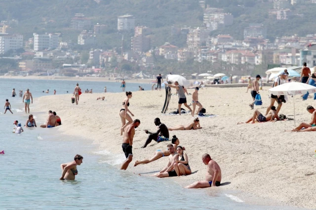 Alanya'da tarihi sessizlikte sahiller turistlere kaldı