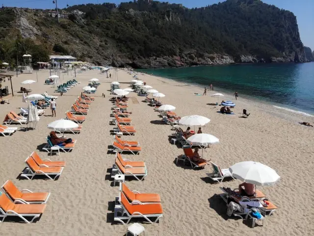Alanya'da tarihi sessizlikte sahiller turistlere kaldı Alanya'da tarihi sessizlikte sahiller turistlere kaldı