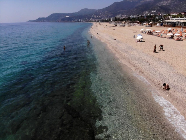 Alanya'da tarihi sessizlikte sahiller turistlere kaldı