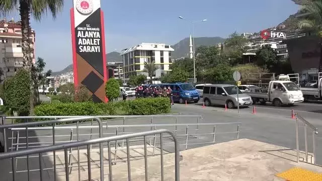 Son dakika 3. sayfa: Alanya'da yasa dışı bahis operasyonuna 4 tutuklama, 1 ev hapsi Son dakika 3. sayfa: Alanya'da yasa dışı bahis operasyonuna 4 tutuklama, 1 ev hapsi