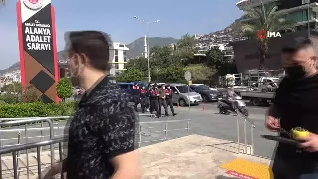 Son dakika 3. sayfa: Alanya'da yasa dışı bahis operasyonuna 4 tutuklama, 1 ev hapsi Son dakika 3. sayfa: Alanya'da yasa dışı bahis operasyonuna 4 tutuklama, 1 ev hapsi