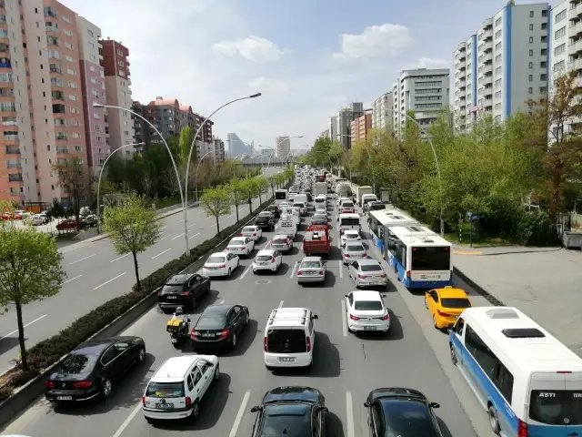 Başkent'te kısıtlamanın ilk gününde kilometrelerce trafik yoğunluğu Başkent'te kısıtlamanın ilk gününde kilometrelerce trafik yoğunluğu