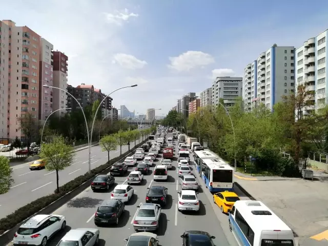 Başkent'te kısıtlamanın ilk gününde kilometrelerce trafik yoğunluğu Başkent'te kısıtlamanın ilk gününde kilometrelerce trafik yoğunluğu