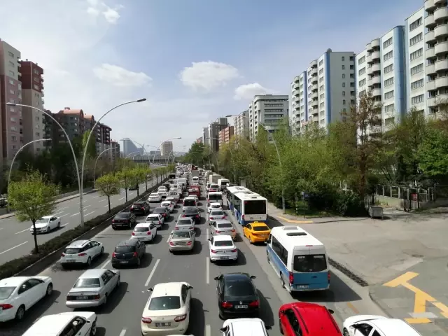 Başkent'te kısıtlamanın ilk gününde kilometrelerce trafik yoğunluğu Başkent'te kısıtlamanın ilk gününde kilometrelerce trafik yoğunluğu