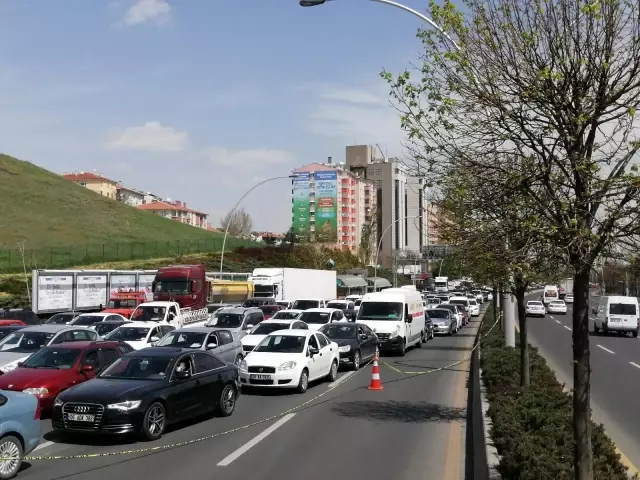 Başkent'te kısıtlamanın ilk gününde kilometrelerce trafik yoğunluğu Başkent'te kısıtlamanın ilk gününde kilometrelerce trafik yoğunluğu