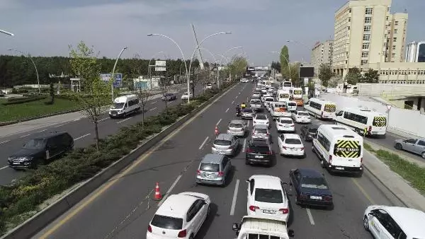 Ankara'da tam kapanmanın ilk gününde denetim noktalarında yoğunluk Ankara'da tam kapanmanın ilk gününde denetim noktalarında yoğunluk