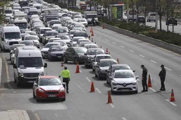 Ankara'da tam kapanmanın ilk gününde denetim noktalarında yoğunluk Ankara'da tam kapanmanın ilk gününde denetim noktalarında yoğunluk