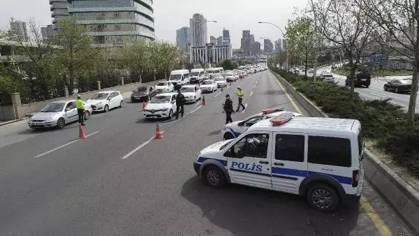 Ankara'da tam kapanmanın ilk gününde denetim noktalarında yoğunluk Ankara'da tam kapanmanın ilk gününde denetim noktalarında yoğunluk