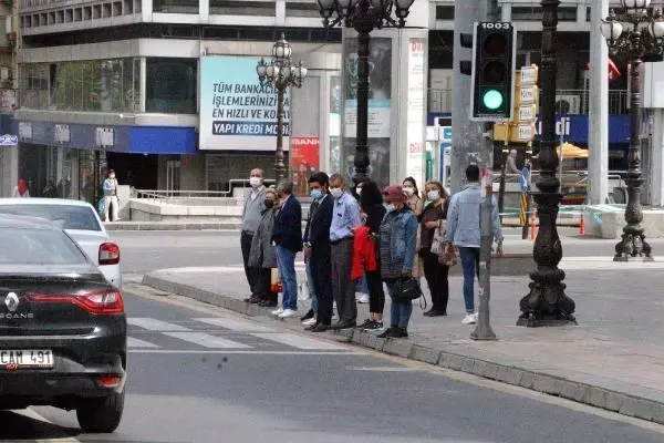 Ankara'da tam kapanmanın ilk gününde denetim noktalarında yoğunluk Ankara'da tam kapanmanın ilk gününde denetim noktalarında yoğunluk