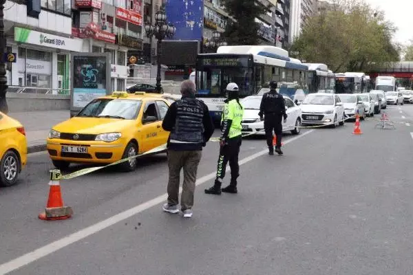 Ankara'da tam kapanmanın ilk gününde denetim noktalarında yoğunluk Ankara'da tam kapanmanın ilk gününde denetim noktalarında yoğunluk