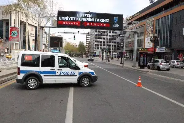 Ankara'da tam kapanmanın ilk gününde denetim noktalarında yoğunluk Ankara'da tam kapanmanın ilk gününde denetim noktalarında yoğunluk