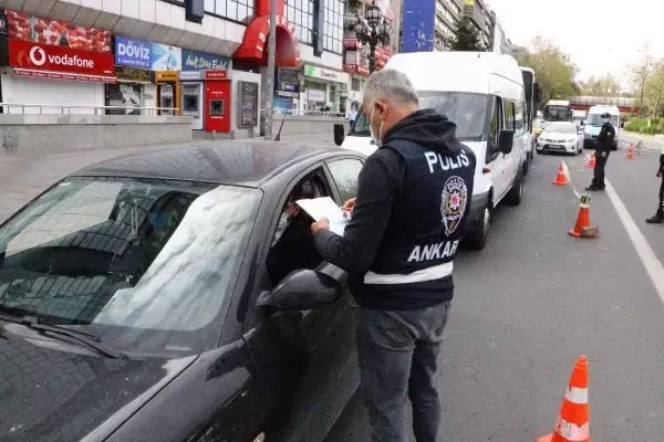 Ankara'da tam kapanmanın ilk gününde denetim noktalarında yoğunluk Ankara'da tam kapanmanın ilk gününde denetim noktalarında yoğunluk