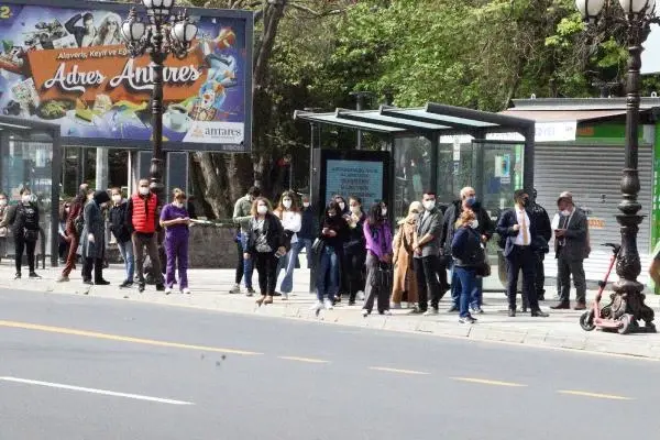 Ankara'da tam kapanmanın ilk gününde denetim noktalarında yoğunluk Ankara'da tam kapanmanın ilk gününde denetim noktalarında yoğunluk