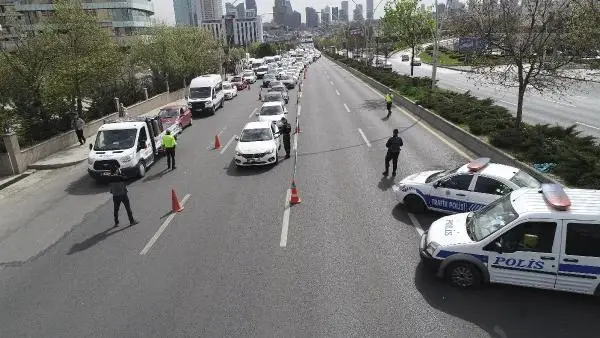 Ankara'da tam kapanmanın ilk gününde denetim noktalarında yoğunluk Ankara'da tam kapanmanın ilk gününde denetim noktalarında yoğunluk