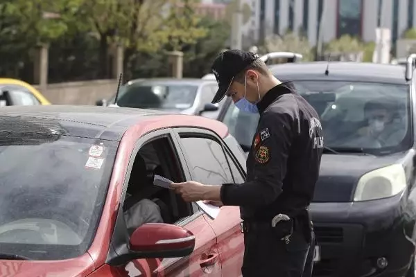 Ankara'da tam kapanmanın ilk gününde denetim noktalarında yoğunluk Ankara'da tam kapanmanın ilk gününde denetim noktalarında yoğunluk
