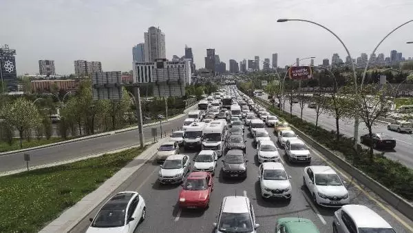 Ankara'da tam kapanmanın ilk gününde denetim noktalarında yoğunluk Ankara'da tam kapanmanın ilk gününde denetim noktalarında yoğunluk