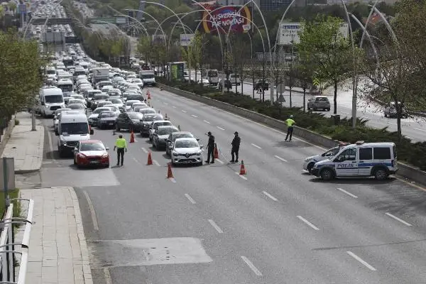 Ankara'da tam kapanmanın ilk gününde denetim noktalarında yoğunluk Ankara'da tam kapanmanın ilk gününde denetim noktalarında yoğunluk