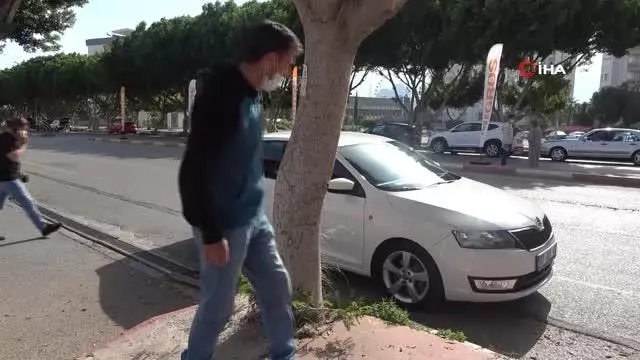 Antalya'da araç motoruna sıkışan kediyi kurtarmak için seferber oldular Antalya'da araç motoruna sıkışan kediyi kurtarmak için seferber oldular