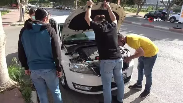 Antalya'da araç motoruna sıkışan kediyi kurtarmak için seferber oldular Antalya'da araç motoruna sıkışan kediyi kurtarmak için seferber oldular