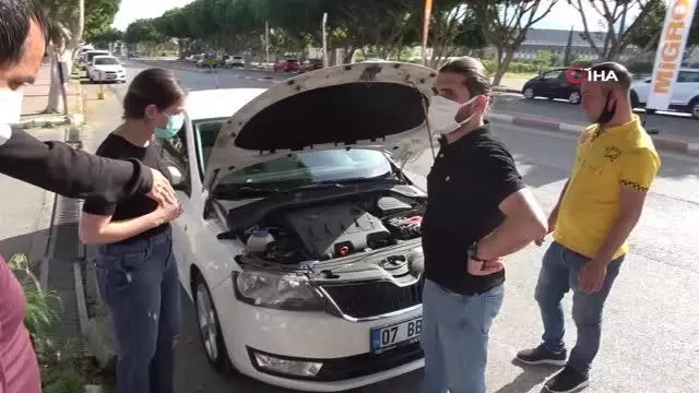 Antalya'da araç motoruna sıkışan kediyi kurtarmak için seferber oldular Antalya'da araç motoruna sıkışan kediyi kurtarmak için seferber oldular