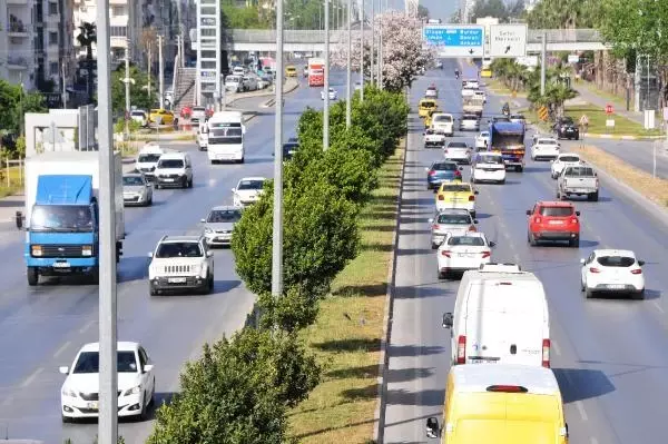 Antalya'da trafiğinde yoğunluk yaşandı, meydanlar boş kaldı Antalya'da trafiğinde yoğunluk yaşandı, meydanlar boş kaldı