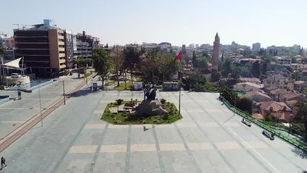 Antalya'da trafiğinde yoğunluk yaşandı, meydanlar boş kaldı Antalya'da trafiğinde yoğunluk yaşandı, meydanlar boş kaldı