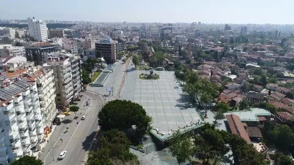 Antalya'da trafiğinde yoğunluk yaşandı, meydanlar boş kaldı Antalya'da trafiğinde yoğunluk yaşandı, meydanlar boş kaldı