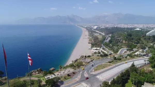 Antalya'da trafiğinde yoğunluk yaşandı, meydanlar boş kaldı Antalya'da trafiğinde yoğunluk yaşandı, meydanlar boş kaldı