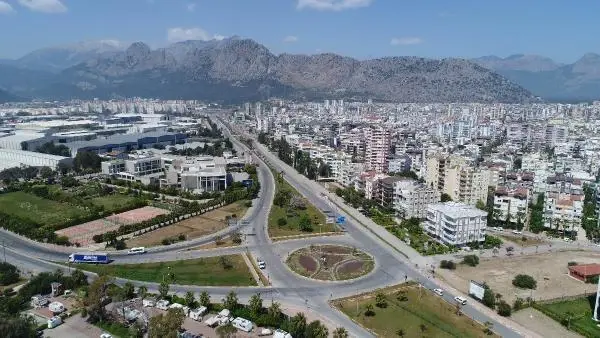 Antalya'da trafiğinde yoğunluk yaşandı, meydanlar boş kaldı Antalya'da trafiğinde yoğunluk yaşandı, meydanlar boş kaldı