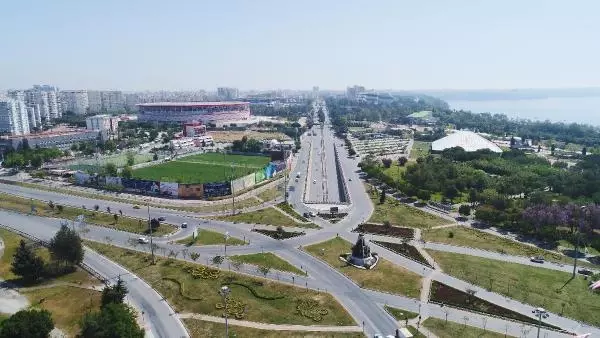 Antalya'da trafiğinde yoğunluk yaşandı, meydanlar boş kaldı Antalya'da trafiğinde yoğunluk yaşandı, meydanlar boş kaldı