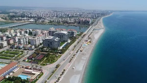 Antalya'da trafiğinde yoğunluk yaşandı, meydanlar boş kaldı Antalya'da trafiğinde yoğunluk yaşandı, meydanlar boş kaldı