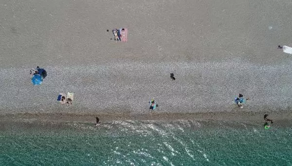 Antalya'da trafiğinde yoğunluk yaşandı, meydanlar boş kaldı Antalya'da trafiğinde yoğunluk yaşandı, meydanlar boş kaldı