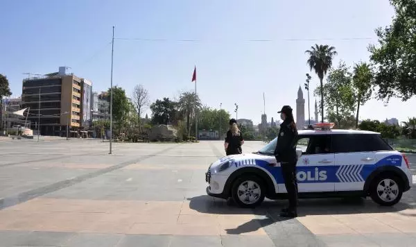 Antalya'da trafiğinde yoğunluk yaşandı, meydanlar boş kaldı Antalya'da trafiğinde yoğunluk yaşandı, meydanlar boş kaldı