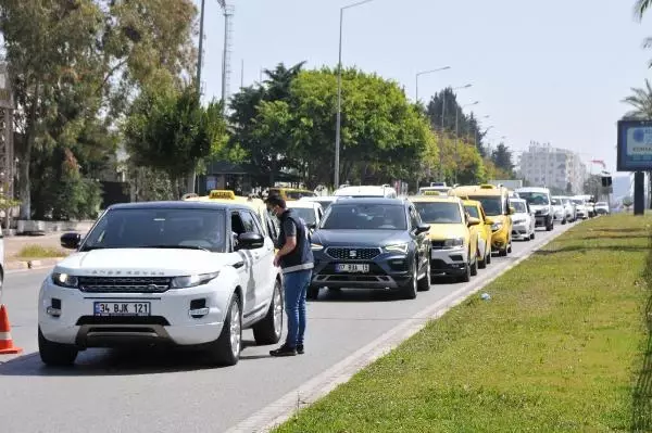 Antalya'da trafiğinde yoğunluk yaşandı, meydanlar boş kaldı Antalya'da trafiğinde yoğunluk yaşandı, meydanlar boş kaldı