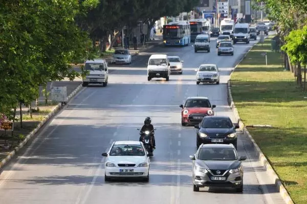Antalya'da trafiğinde yoğunluk yaşandı, meydanlar boş kaldı Antalya'da trafiğinde yoğunluk yaşandı, meydanlar boş kaldı
