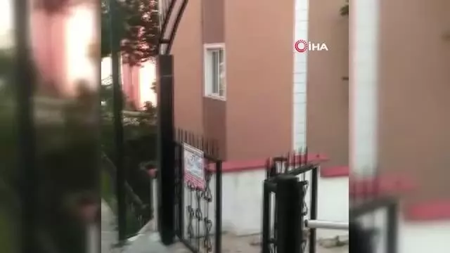 Son dakika haberi! Apartman bahçesindeki yılanı itfaiye yakaladı Son dakika haberi! Apartman bahçesindeki yılanı itfaiye yakaladı
