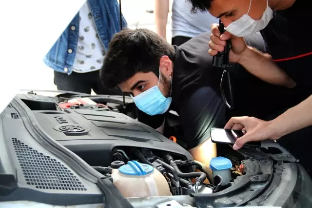 Antalya'da araç motoruna sıkışan kediyi kurtarmak için seferber oldular Antalya'da araç motoruna sıkışan kediyi kurtarmak için seferber oldular
